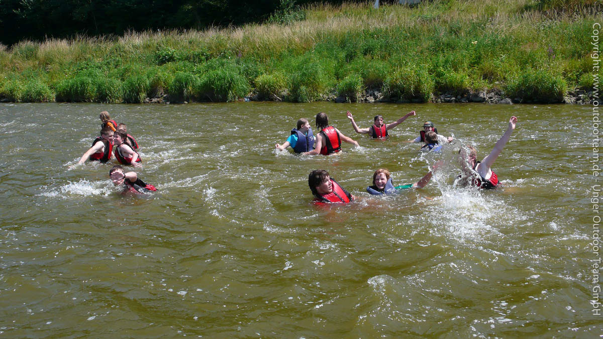 Schlauchbootvermietung für Schulklassen an der Mulde - unterwegs ist auch das Baden  im Fluss kein Problem