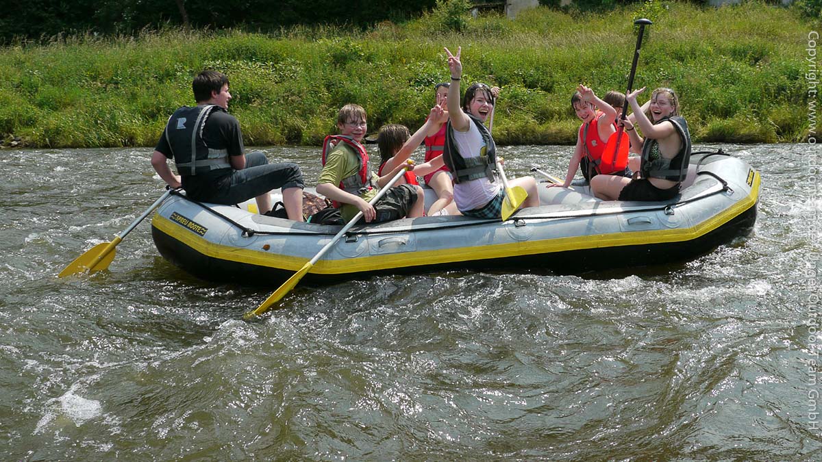 Schlauchbootvermietung für Schulklassen an der Mulde - Flusspaddeln in den sicheren 10er Schlauchbooten