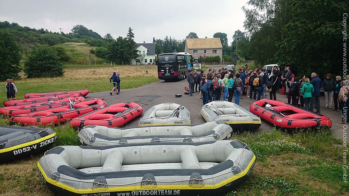 Schulklassen - Schlauchbootvermietung von Unger Outdoor Team GmbH - Bootsausgabe an der Bootseinsatzstelle in Leisnig Fischendorf
