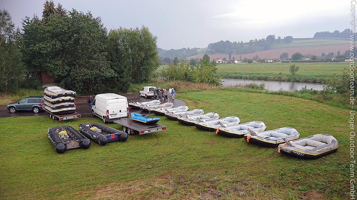 Freiberger Mulde nahe Leisnig: Vorbereitungen für einen Firmenausflug mit 15 Stück der großen Schlauchbooten 150 Teilnehmer anschließend Grillpicknick im Wasserschloss Podelwitz