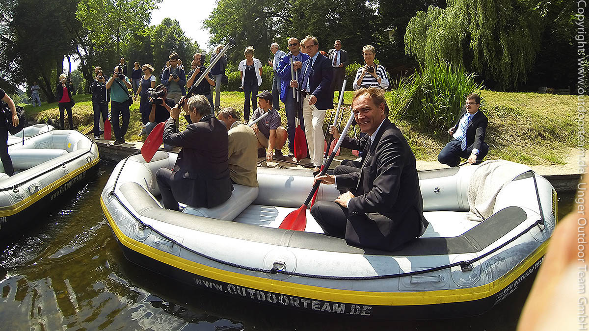 Schlauchboot-Events - hier im Bild: hochrangige Leipziger Politiker - alle in einem Boot ...