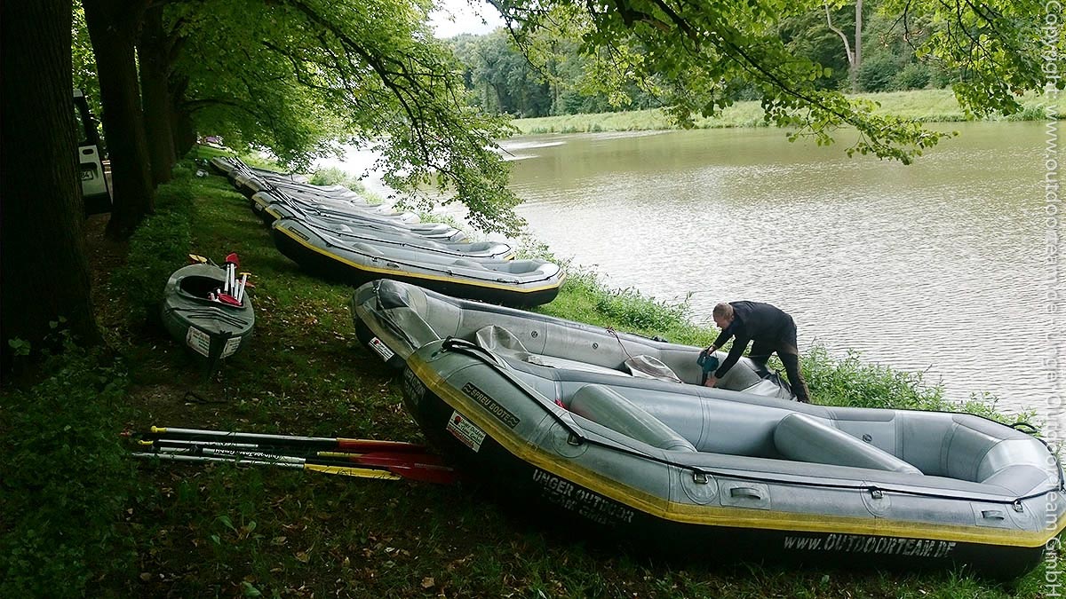 Bootsvorbereitungen für einen Schlauchbootevent für knapp 100 Gäste inmitten von Leipzig (hier: Elsterkanal / C.Zetkin Park Leipzig-City)