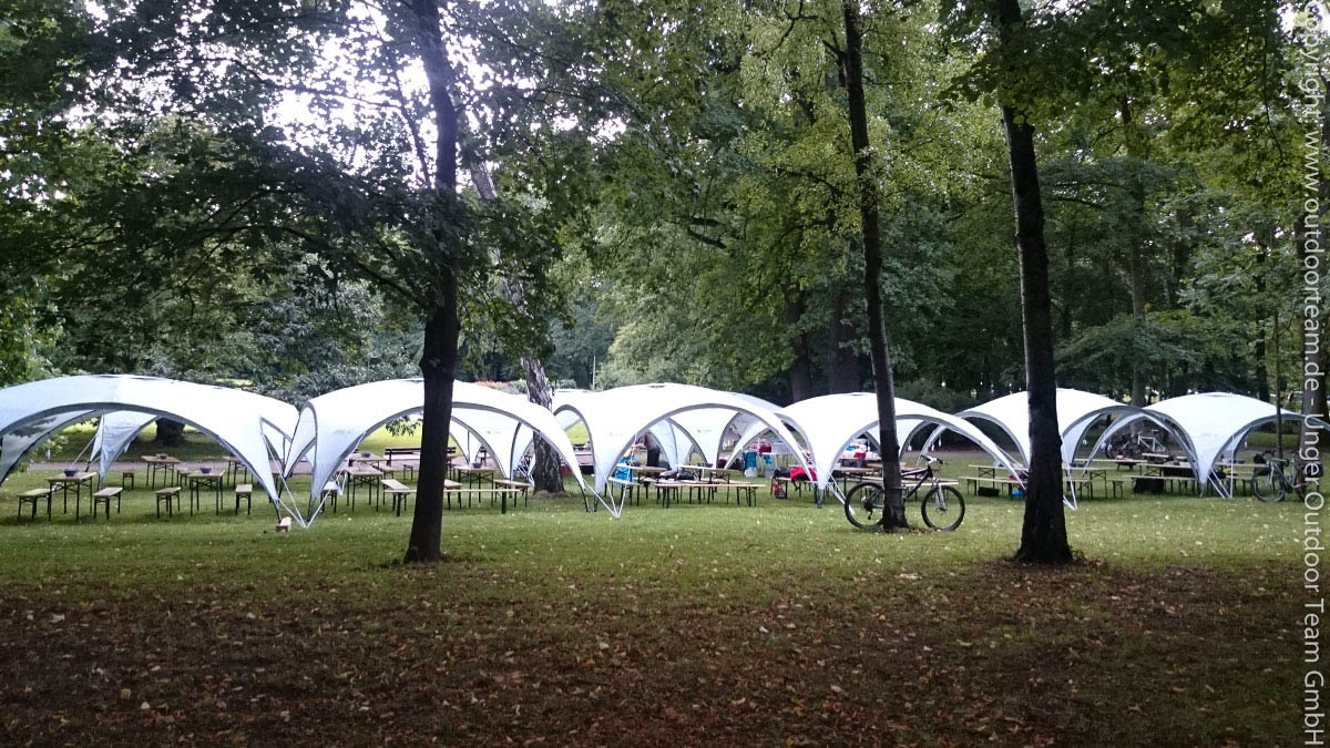 Regen- oder Sonnenschutz während des geplanten Grillpicknicks - hier die Vorbereitungen für sehr große Gästegruppen mit über einhundert Gästen