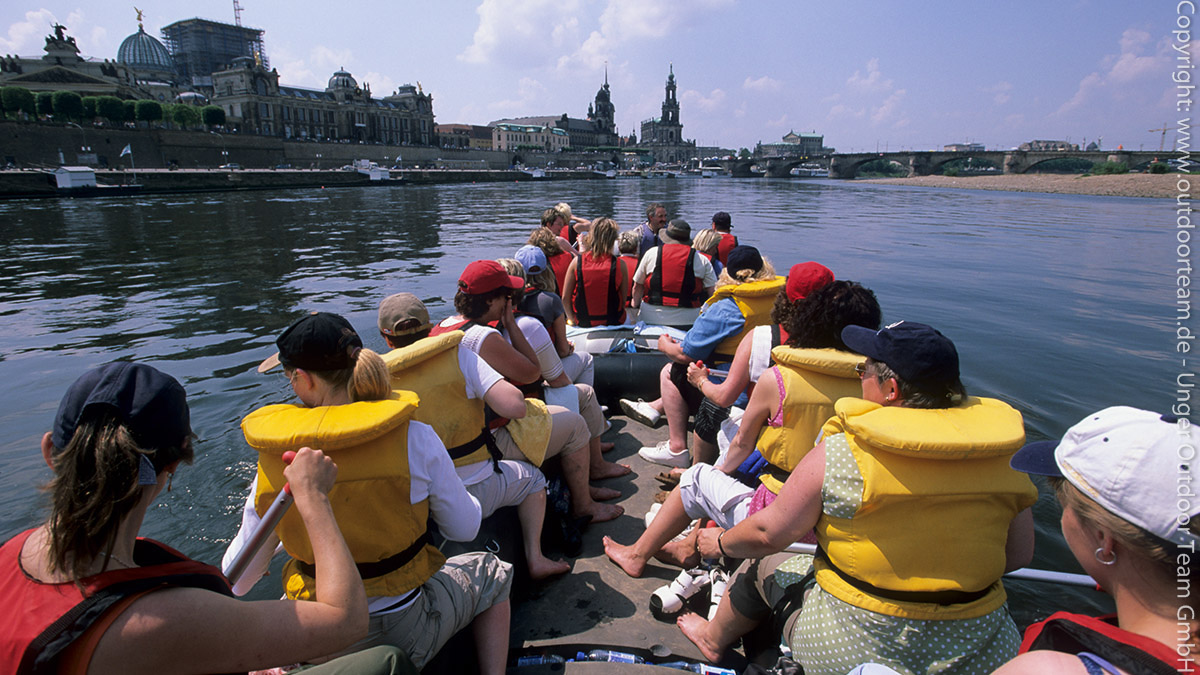 Alle in einem bzw. in mehreren, hintereinander angebunden Schlauchboot(en) - Elbe, Innenstadtbereich Dresden