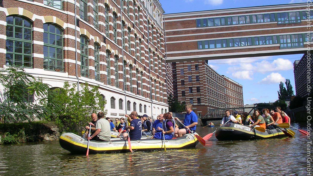 In der sächsischen Metropole Leipzig hat man als Schlauchboot Paddelgruppe eine Vielzahl an Möglichkeiten, die Industriekulur - aber auch die urwaldartige Wildnis inmitten der Großstadt zu entdecken