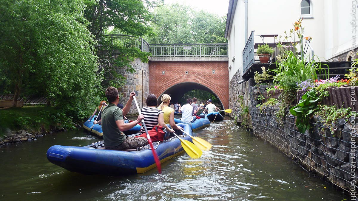 Im Stadtgebiet Leipzig gibt es überraschend viele Möglichkeiten, per Schlauchboot aktiv unterwegs zu sein - im Bild die Einfahrt in den Heine-Kanal.
