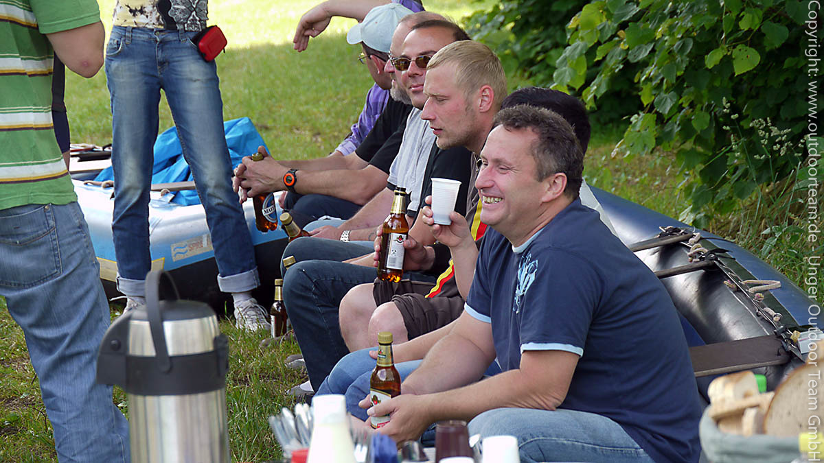 Getränke - Pause während einer Schlauchboottour. Kaffee, alkoholfreie Getränke sowie Bier und Radler, Kühlboxen mit Eis und Getränkemix sind buchbar