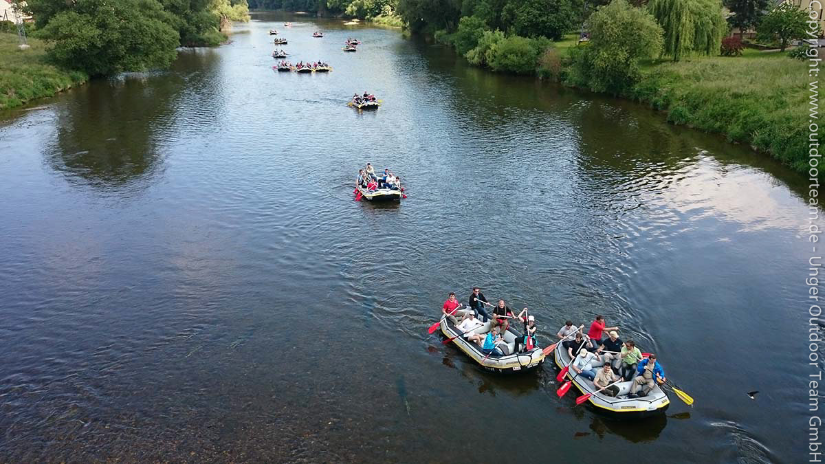 Schlauchboottour auf dem Mulde - Fluss (Sachsen) von Wasserschloss Podelwitz bis zum Tagungshotel Kloster Nimbschen für eine sehr große Gästegruppe mit 140 Teilnehmer.