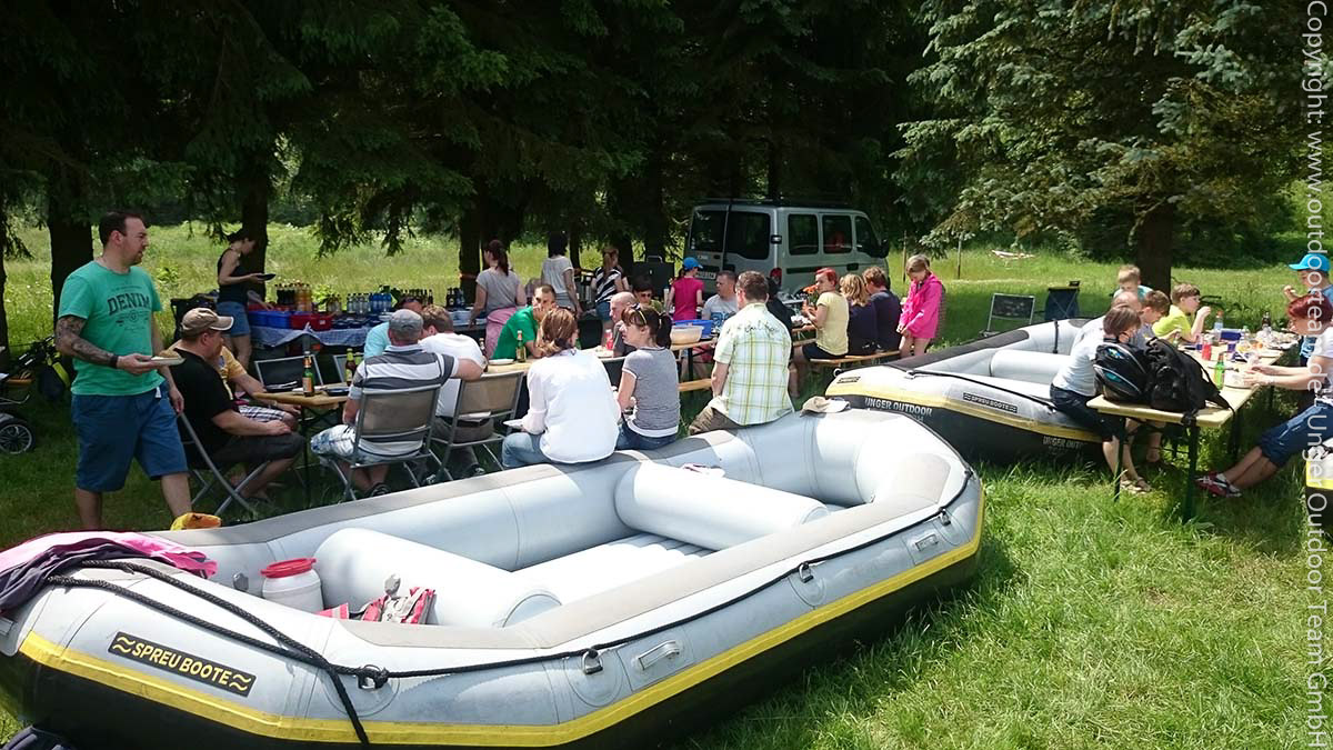 Ein einfaches, uriges Grillpicknick direkt im Anschluss der Schlauchboottour von Wechselburg nach Rochlitz am Fluss Zwickauer Mulde