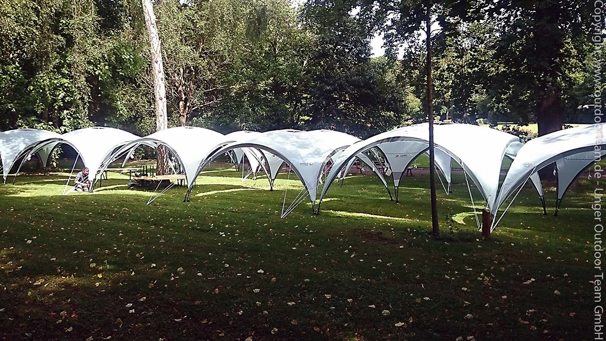 Regen- oder Sonnenschutz für die Pausen bzw. Grillpicknicks - hier mitten in den Vorbereitungen für eine sehr große Gästegruppe mit über einhundert Teilnehmern