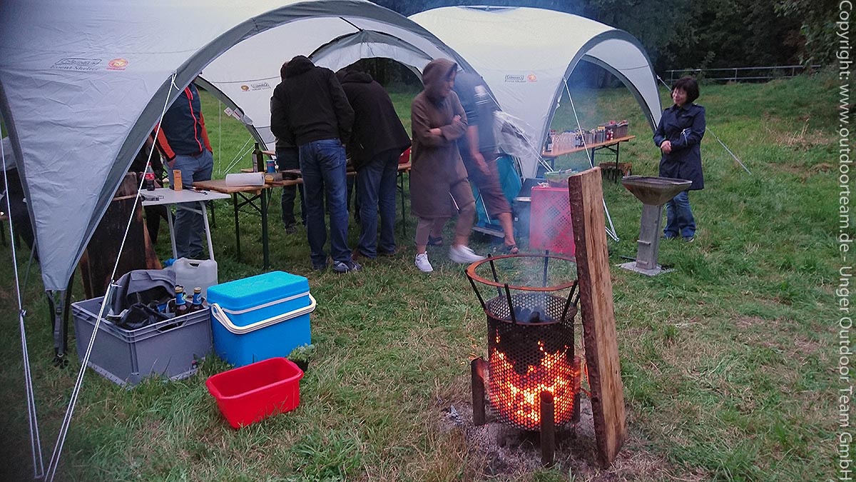 gerade bei kühlerem Wetter im Frühling bzw. Spätherbst sehr beliebt - Feuerkörbe mit Lagerfeuer zum "Wärmen" der Teilnehmer.