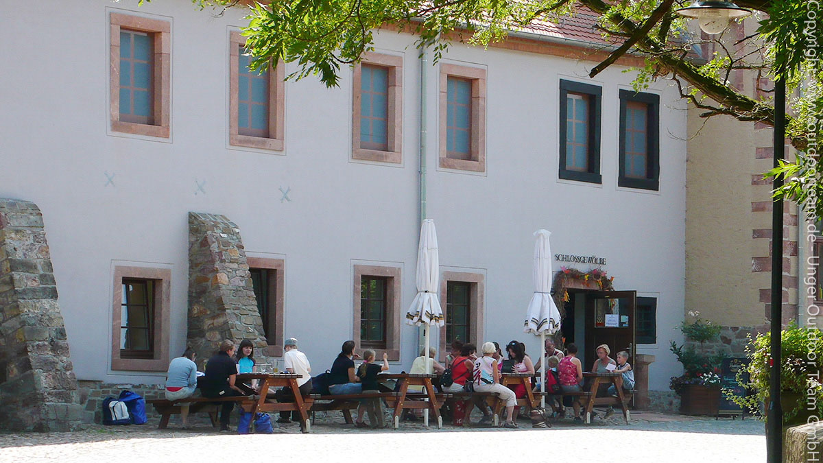 Das Restaurant Schlossgeölbe / Wasserschloss Podelwitz - Nutzung am Tourende - oder alternativ vor dem Start zu einer Schlauchboottour auf der Mulde