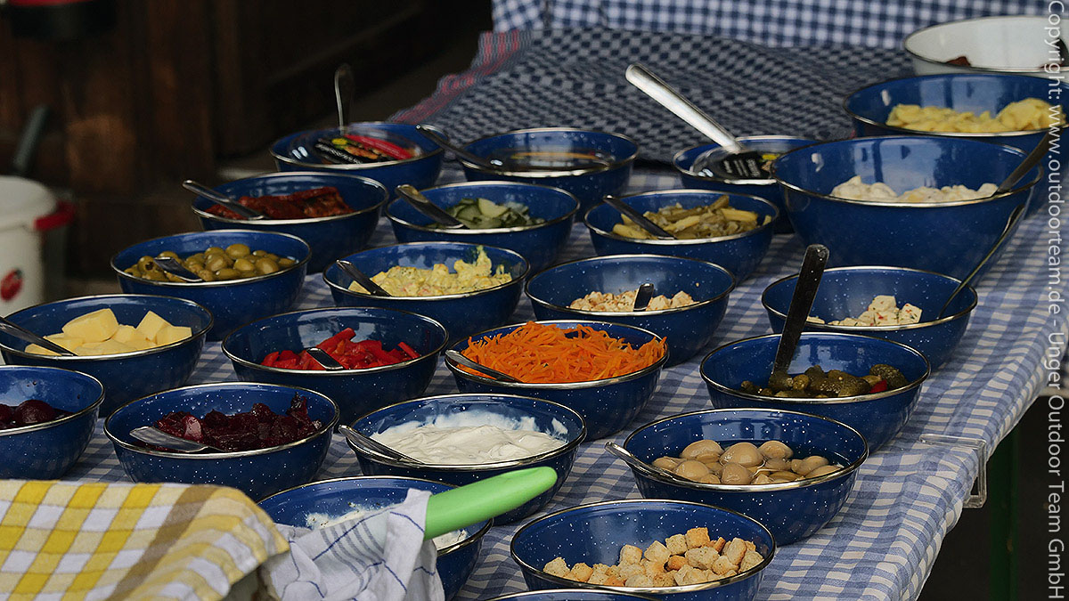 Detailfoto: reichhaltiges, vielfältiges Salatbuffett bei dem Angebot Schlauchboottour mit Grillpicknick (Grillplatz in 04703 Wiesenthal)