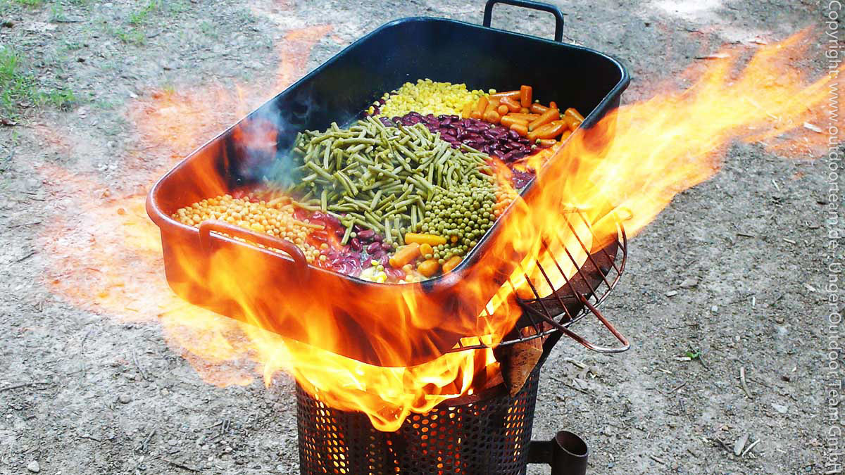 Lagerfeuerküche: einer unserer "vegetarischen" Klassiker ist unsere Gemüsepfanne - auf offenem Feuer gemeinsam in der Gruppe zubereitet