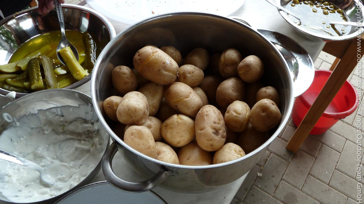 Pellkartoffeln und frisch zubereiteter Kräuterquark - ein originelles, wohlschmeckendes Gericht z.B. als Mittagsmahl bei einer Schlauchboottour