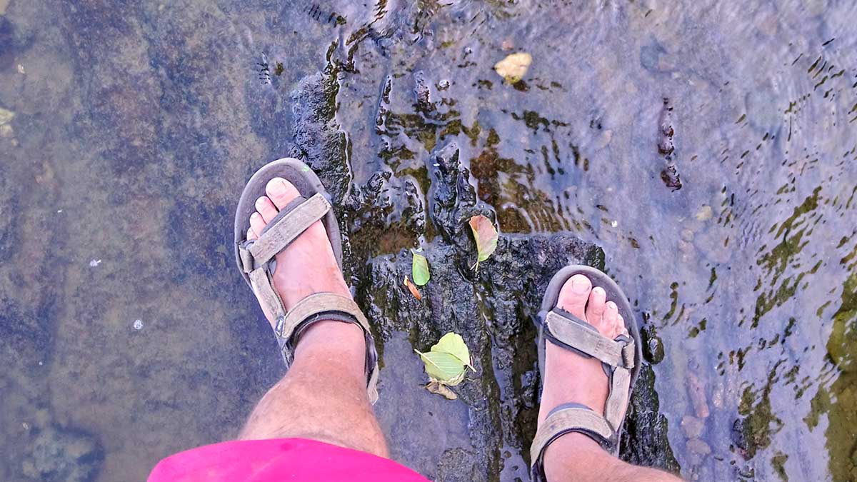 Tipp: im Sommer immer mit Sportsandalen unterweggs sein, so kann man problemlos auch einmal im Fluss auf dem steinigen Grund laufen.