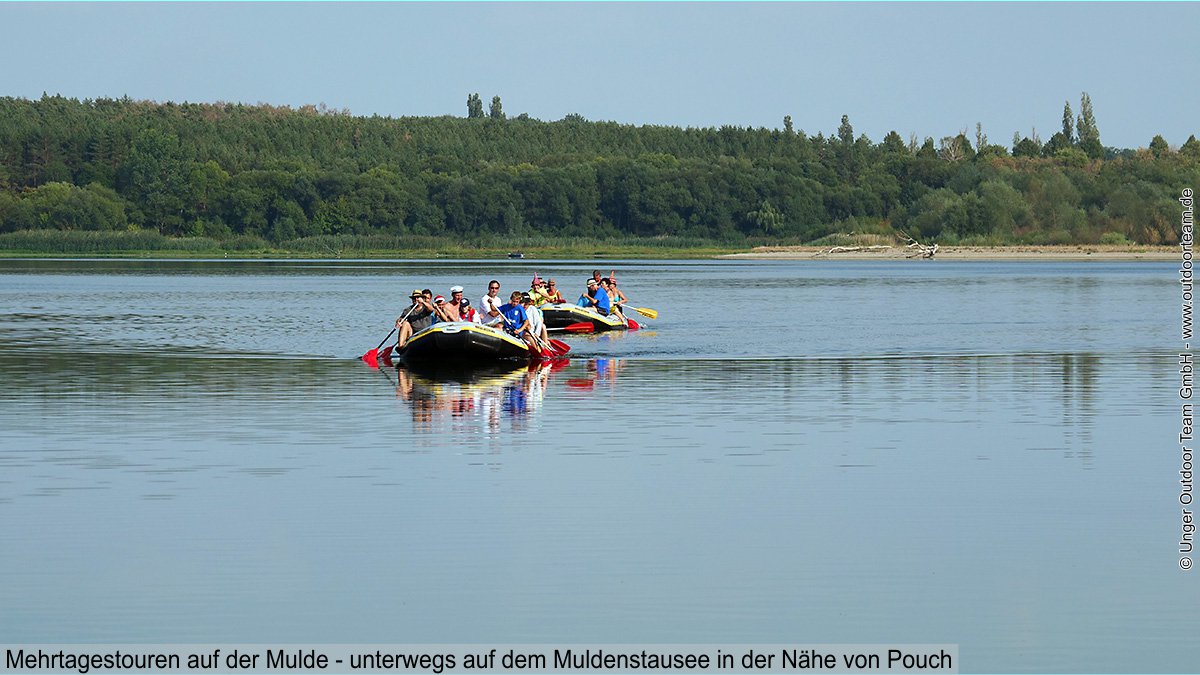 Auf der Mulde sehr populär und oft zu beobachten: Gruppen-Paddeltouren mit den großen, kentersicheren Schlauchbooten.