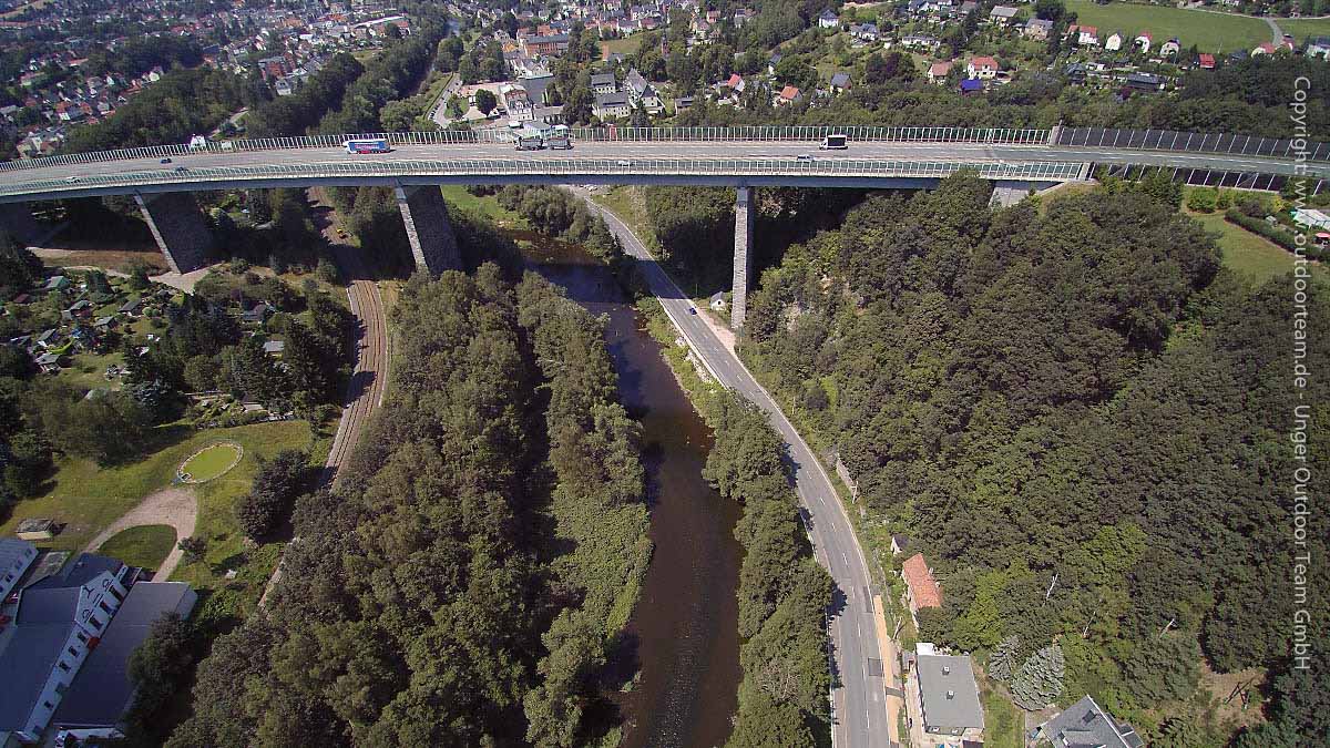 Luftbild: etwa 2 km flussab vom Start im Ort Silberstraße - Autobahnbrücke der A72 über die Zwickauer Mulde in Wilkau Haßlau