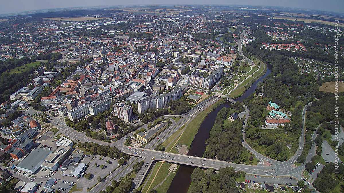 Luftbild: Stadt Zwickau. Die Zwickauer Mulde schlängelt sich im Tal quer durch die City und fließt in nördliche Richtung. In Bildmitte die Paradiesbrücke.