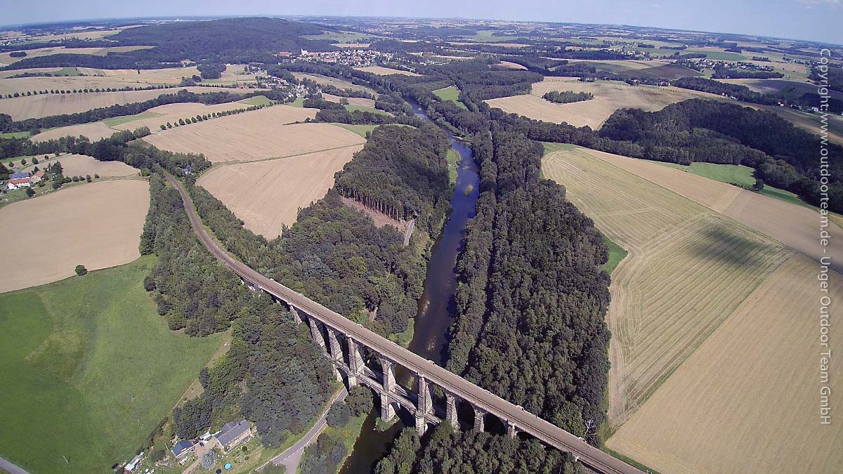 Luftbild: Fluss Zwickauer Mulde - das gigantische, steinerene Göhrener Vidaukt (Bahnlinie Leipzig - Chemnitz) markiert den Beginn eines 24 km langen, lohnednen Paddelabschnitts