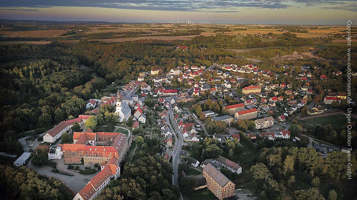 Luftbild: Die Stadt Wechselburg mit dem Benediktinerkloster. Hinter der Stadt tief in das Tal eingeschnitten der Fluss Zwickauer Mulde.