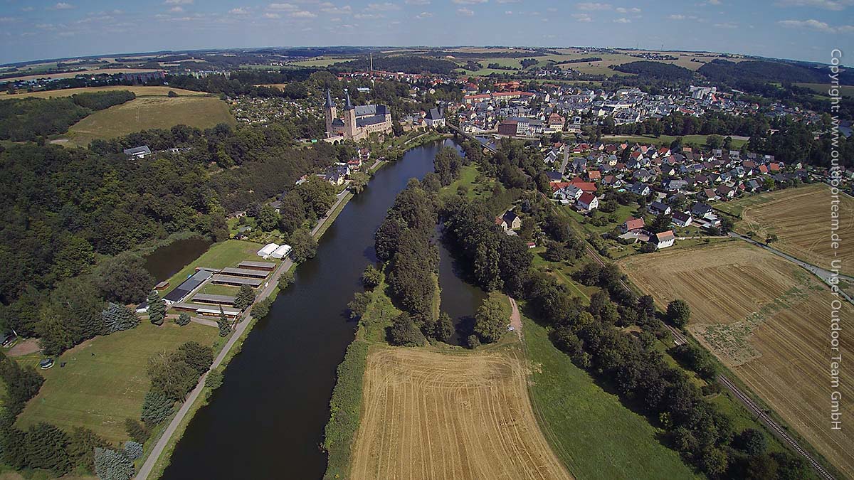 Luftbild: In der Stadt Rochlitz muss man das erste Mal an der Bahnbrücke (rechte Uferseite) umtragen. Gegenüber ist das markante Rochlitzer Schloss zu erkennen.