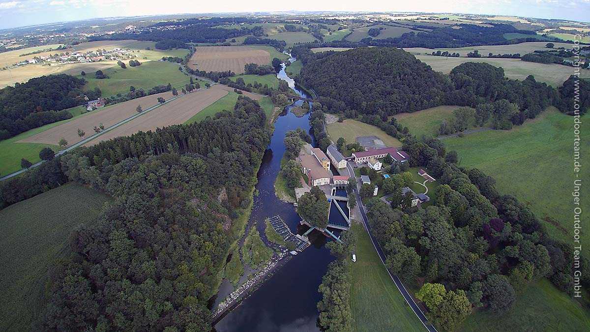 Luftbild: Im Bild die Wasserkraftanlage und Umtragestelle (rechts) "Lastauer Mühle". Im Hintergrund ist bereits die Stadt Colditz zu erkennen.