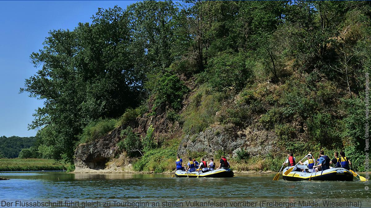 Schlauchboot - Tour auf dem Fluss Freiberger Mulde Strecke C - gleich nach dem Start führt die Strecke an steilen Uferfelsen vorrüber