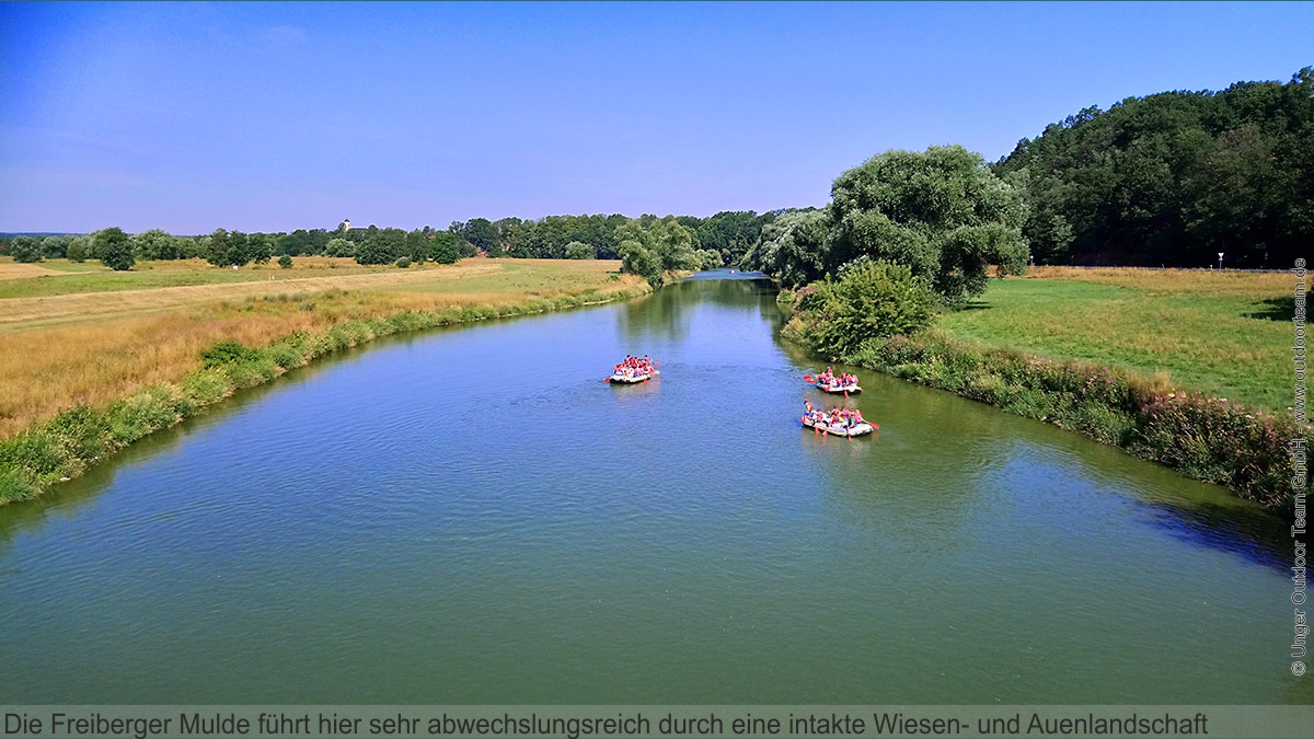 gleich nach dem Start erwartet die Teilnehmer eine interessante Flusslandchaft auf der Schlauchboottour in Richtung Wasserschloss Podelwitz