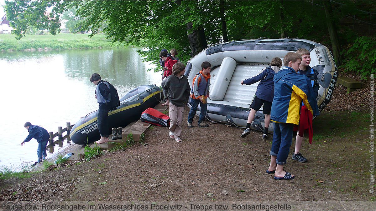 Am Ende der der Schlauchboottour im Wasserschloss Podelwitz werden die Paddler um Mithilfe bei der Bootsreinigung gebeten