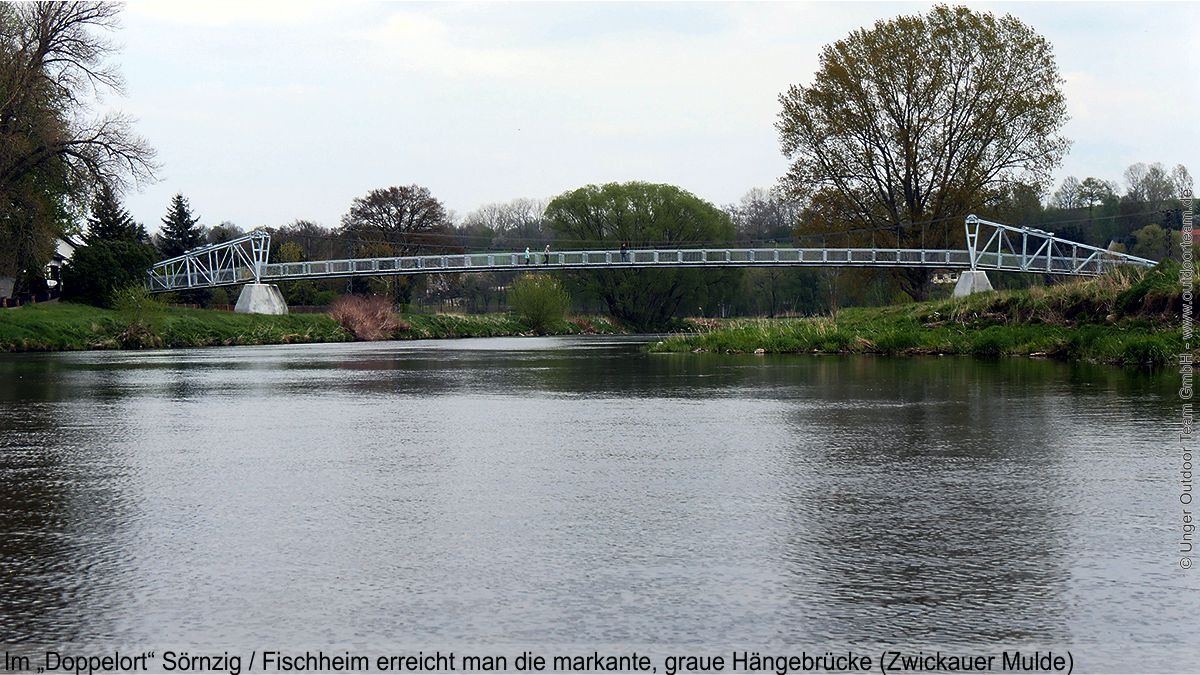 Die Hängebrücke bei Sörnzig / Fischheim. Bei einer Pause rechts unter der Brücke anlegen und an Land gehen.