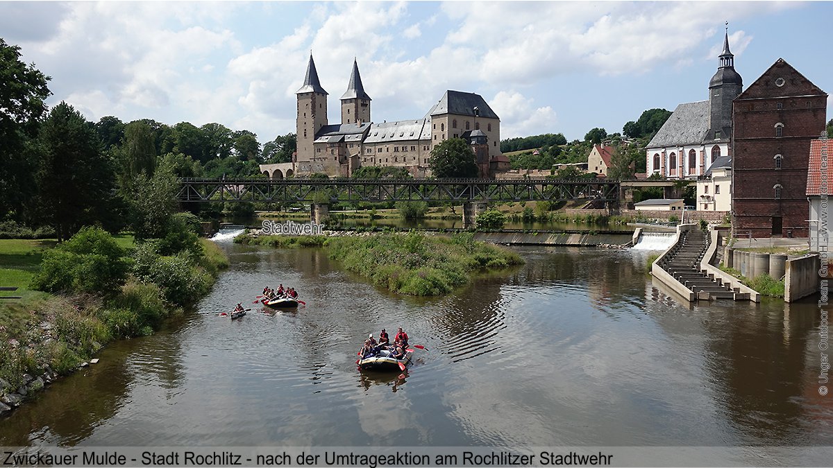 Nach der ersten Umtrageaktion der Paddelstrecke F am Rochlitzer Stadtwehr setzt man die Schlauchbootfahrt in Richtung Hängebrücke fort.