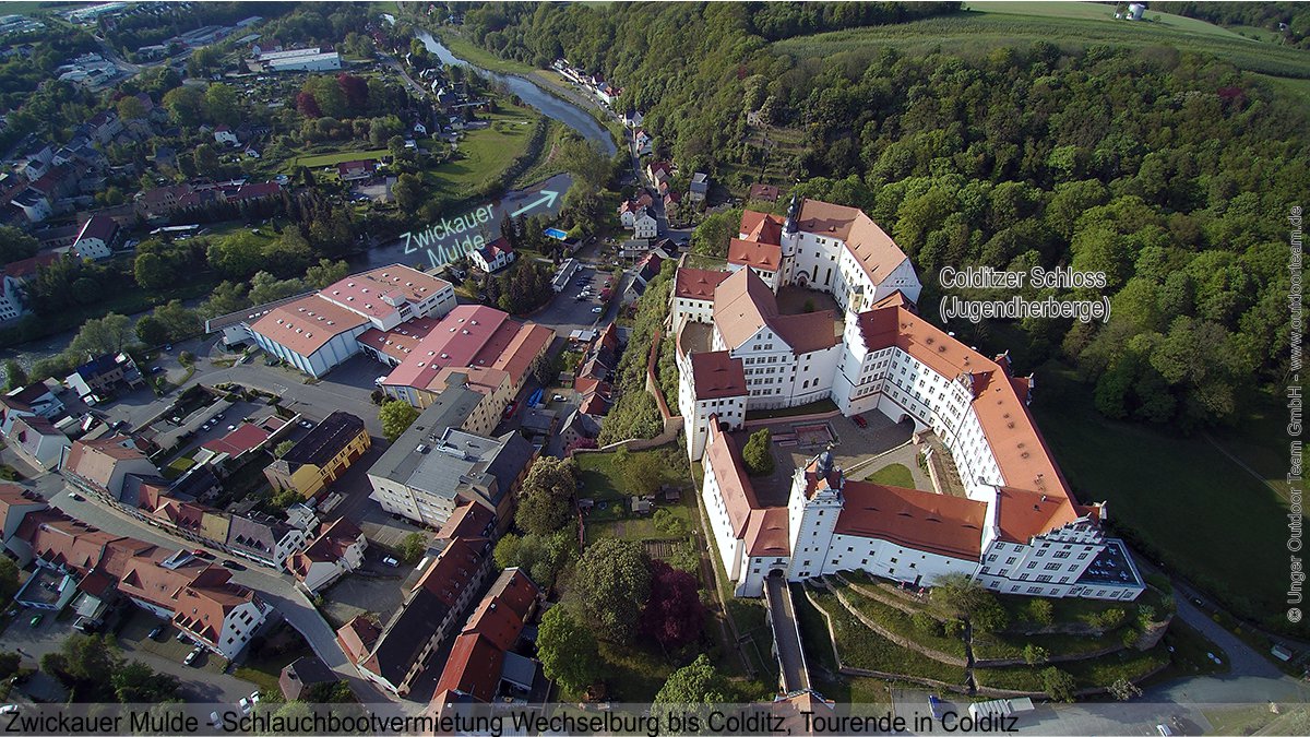 Luftbild der Stadt Colditz mit dem markanten Schloss (= Jugendherberge). Hier endet die 20 km lange Schlauchboot Tour F ab Wechselburg.
