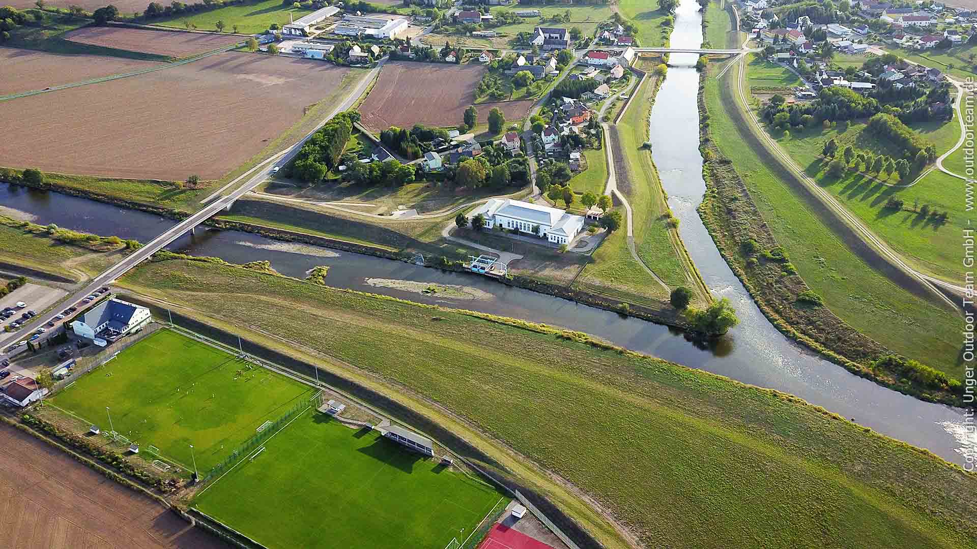 Paddelstrecke D ab Wasserschloss Podelwitz auf dem Mulde-Fluss: hier die "Muldenvereinigung" Zusammenfluss von Freiberger- und Zwickauer Mulde