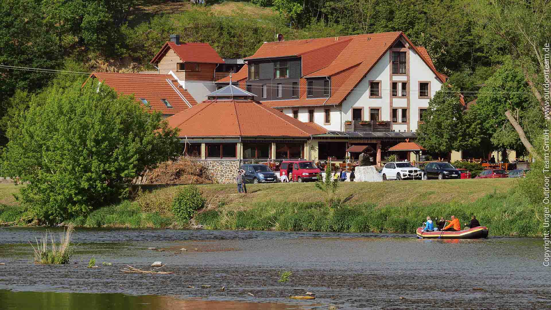 Paddelstrecke D ab Wasserschloss Podelwitz - das große Hotel "Schiffsmühle" mit Gastronomie und Biergarten ist ein beliebter Endpunkt der Paddeltour.