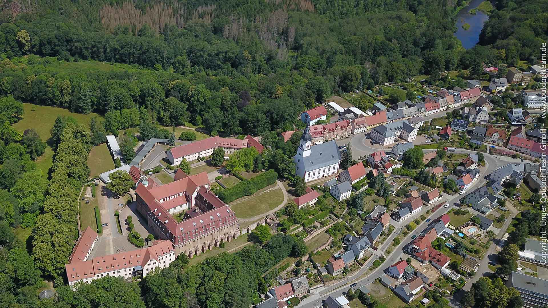 Strecke "E" von Wechselburg nach Rochlitz. Luftbild der Gemeinde Wechselburg mit dem Bendiktinerkloster. Tief im Felstal (oben rechts) sieht man die Zwickaauer Mulde