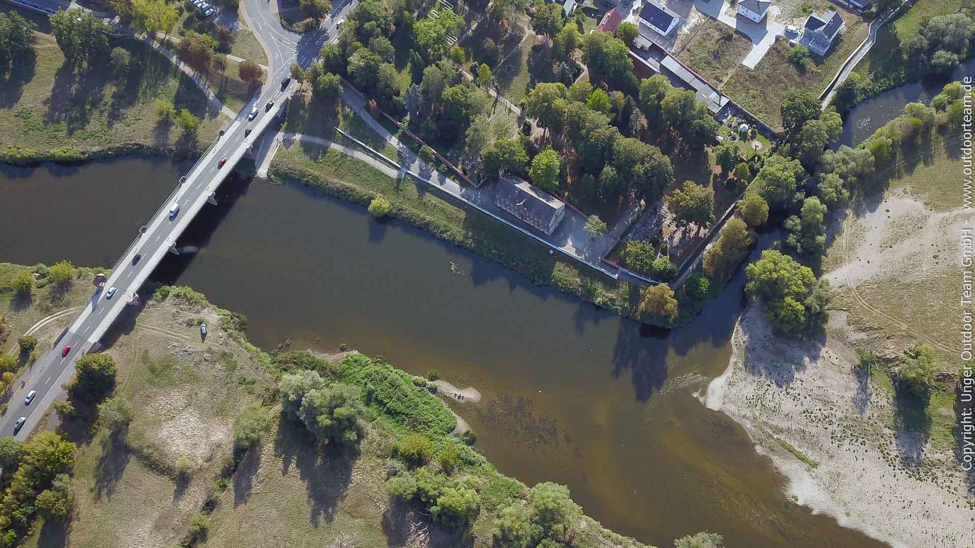 Tourende der 3-Tage Paddelstrecke M - Luftbild der Muldenbrücke und der Bootsaussatzrampe in Eilenburg. Gut erkennt man die Mündung des Eilenburger Mühlgraben.