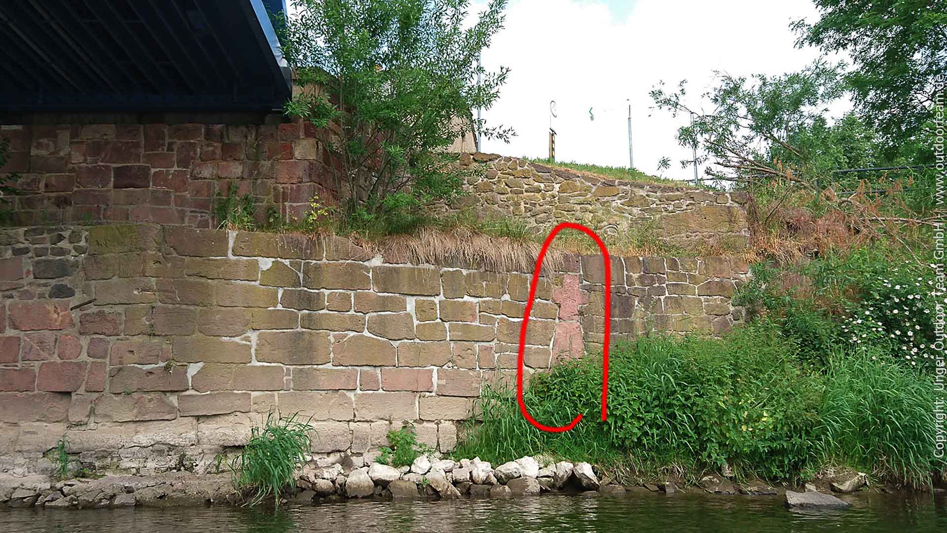 Ein uraltes Sühnekreuz - eingemauert im Brückenlager der Fußgängerbrücke auf der Wiesenthaler Uferseite - Fluss: Freiberger Mulde in Sachsen