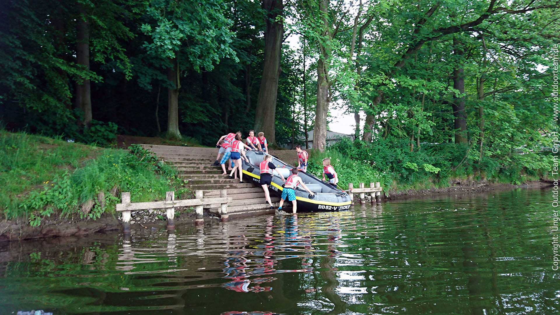 Bootsanlegestelle Bootstreppe zum Wasserschloss Podelwitz (linke Uferseite) am Fluss Freiberger Mulde