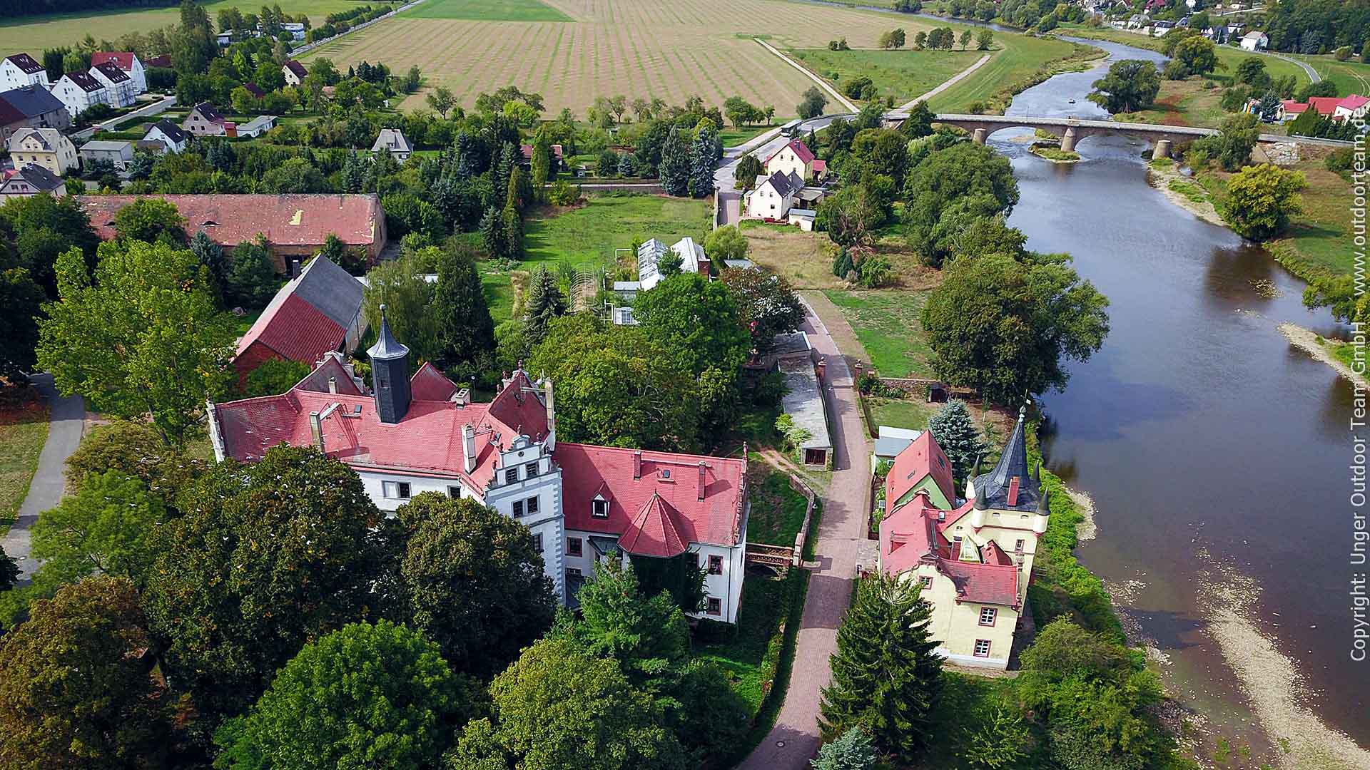 Luftbild vom Wasserschloss Podelwitz und der Tanndorfer Backsteinbrücke (Freiberger Mulde)