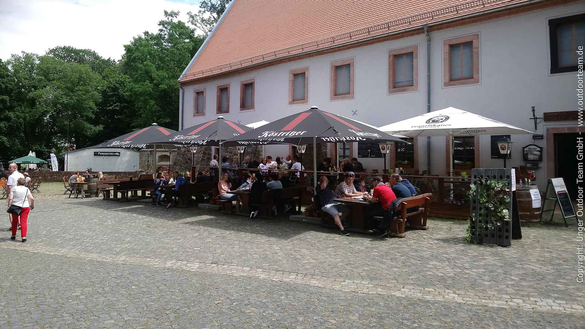 Im Wasserschloss Podelwitz findet der Paddler: Biergarten, Restaurant, Campmöglichkeit, Herberge, Toiletten, Kulturveranstaltungen ... und eine gut ausgebaute Bootsanlegestelle!