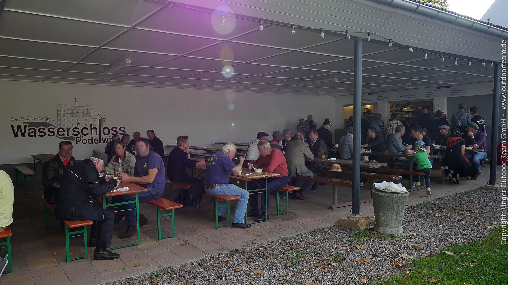 An den Wochenenden (nicht nur von den Paddlern) immer gut besucht - der Biergarten im Wasserschloss Podelwitz