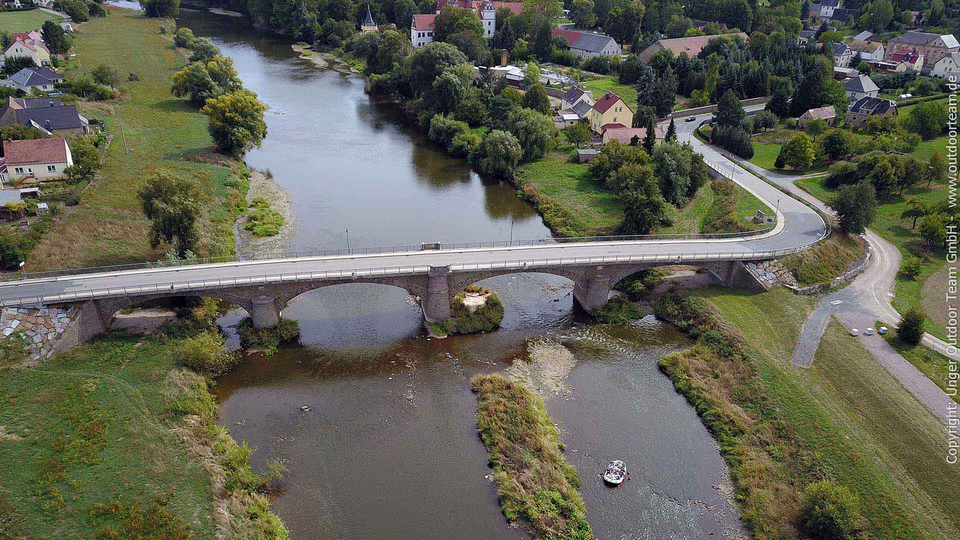 Die markante Backsteinbrücke zwischen Tanndorf und dem Wasserschloss Podelwitz am Fluss Freiberger Mulde