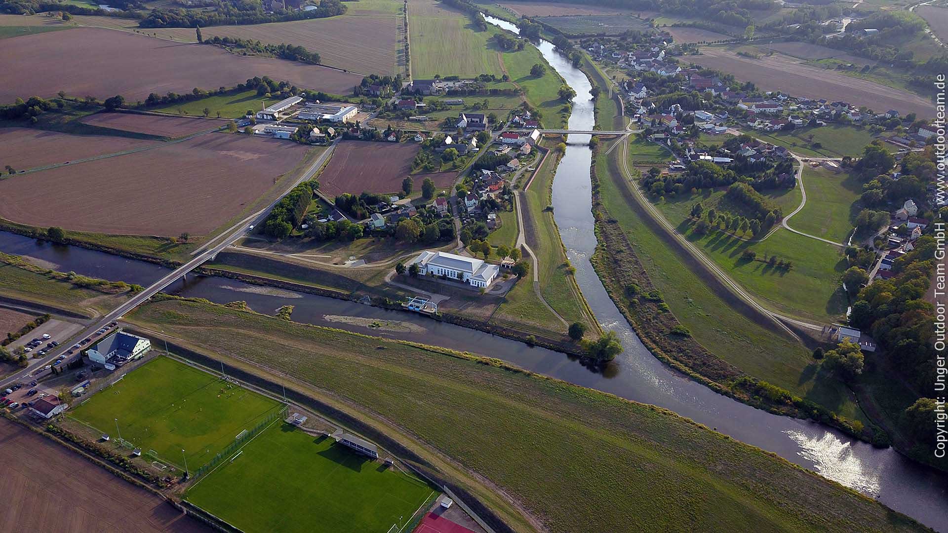 Luftbild von der Vereinigung der Freiberger Mulde (links) und Zwickauer Mulde (rechts) im Ort Sermuth.