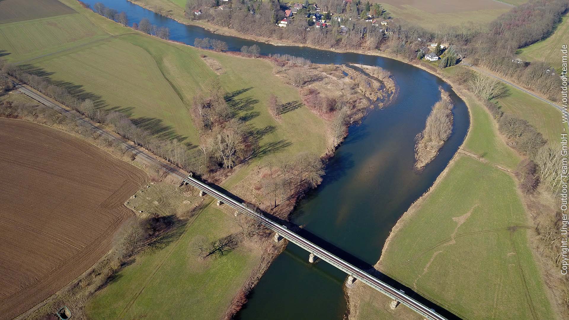 Etwa 2km flussab der Muldenvereinigung erreicht man die Bahnbrücke und große Stromschnelle nahe Kössern