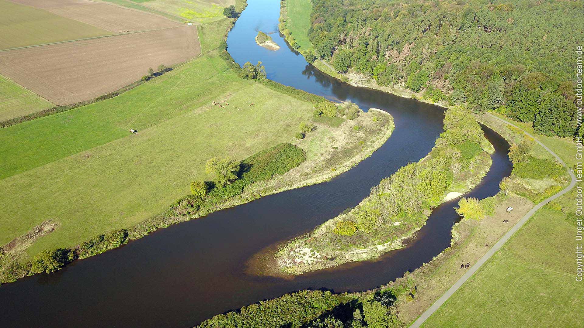 Luftbild vom Mulde-Fluss: die großen Kiesinselen nahe der Steinklippen (Felsen) - wunderschöne Flusslandschaften inmitten von Sachsen!