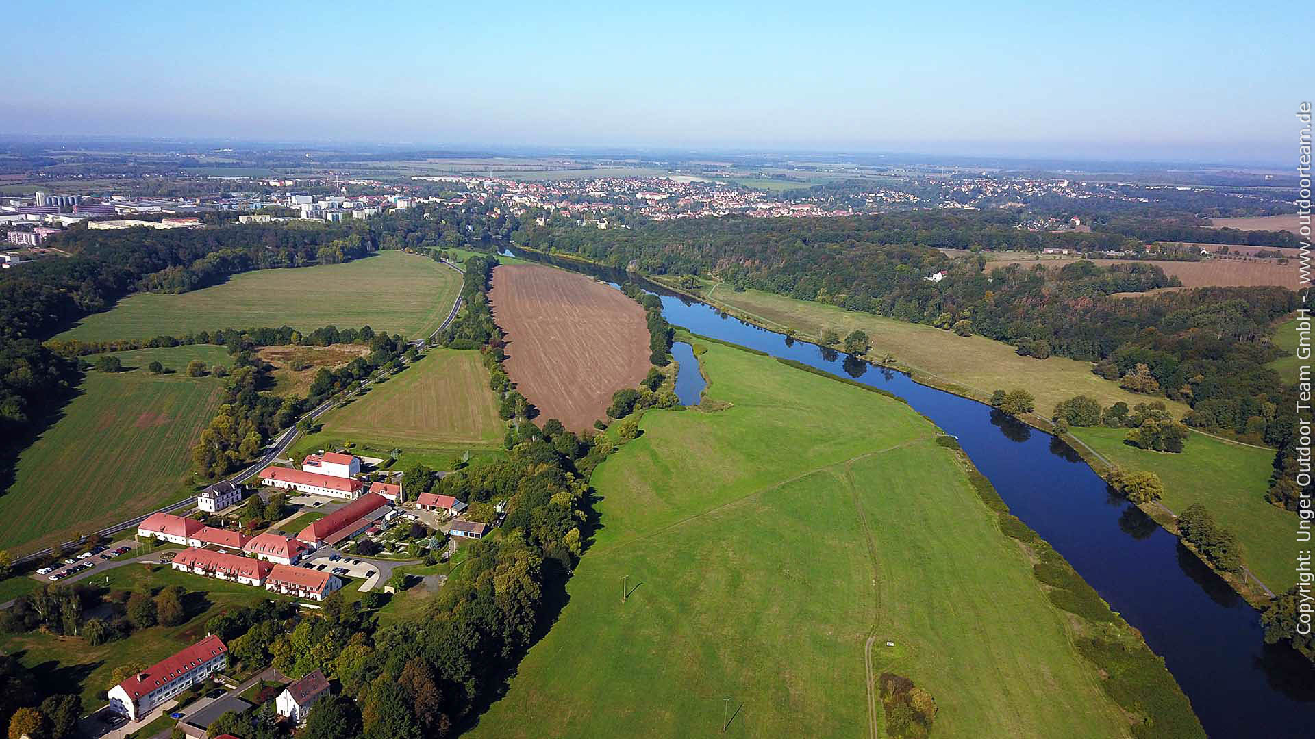 Luftbild bzw. Fernblick nach Norden: Kloster Nimbschen (links) und am Horizont die Stadt Grimma
