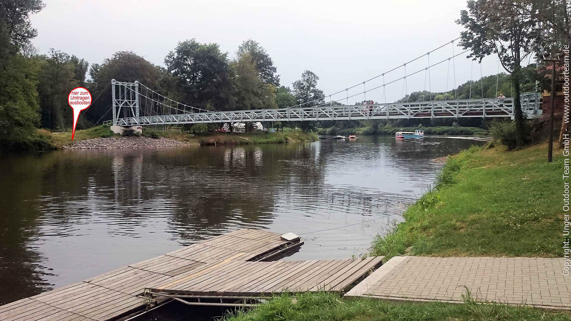 Die markante, graublaue Hängebrücke in Grimma markiert das Tourende der "Tages-Paddler" - aber auch Umtragestelle für die "Langstrecken-Wasserwanderer"