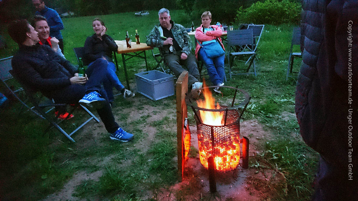 Oft wird nach der Selbstbau-Floßtour ein rustikales Grillpicknick zugebucht - hier unser Lagerfeuerspecial "Feuerlachs"