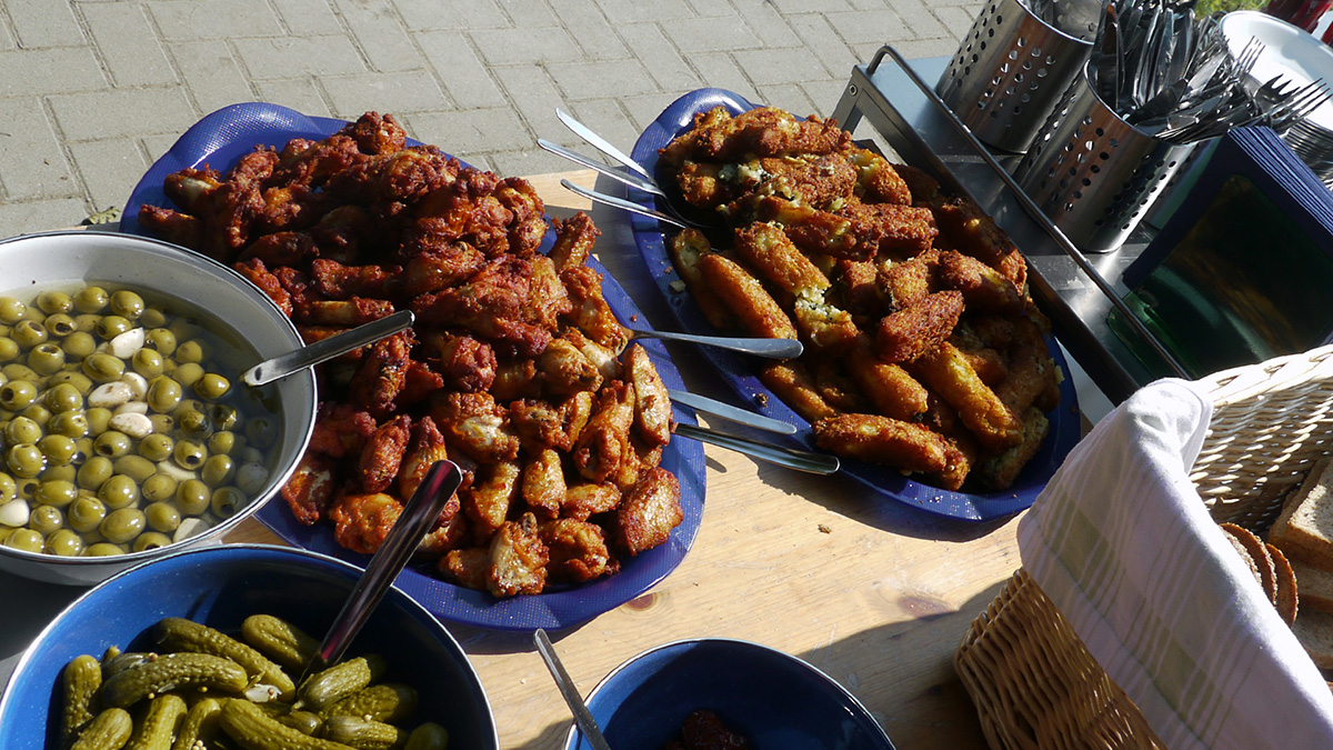 Für den ersten,  "kleinen Hunger" gibt es zu Beginn der Mittagsrast als "Fingerfood" Chicken-Wings und vegetarische Kartoffelspalten mit Käse oder Spinatfüllung.